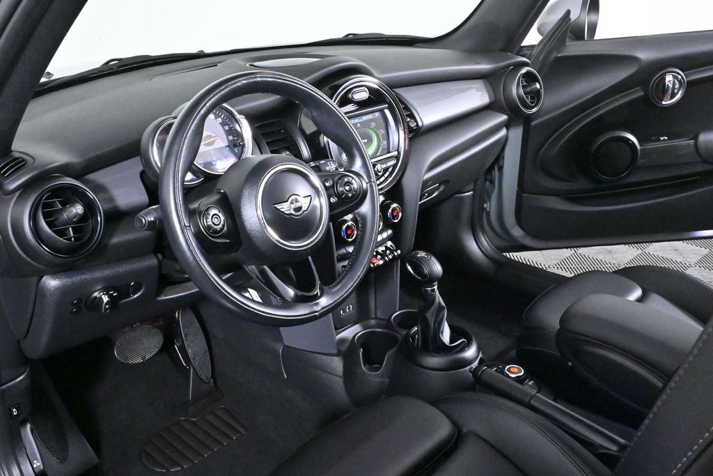 Vehicle image 16 of 33