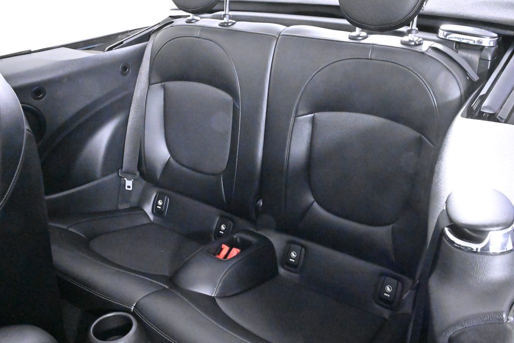 Vehicle image 14 of 33