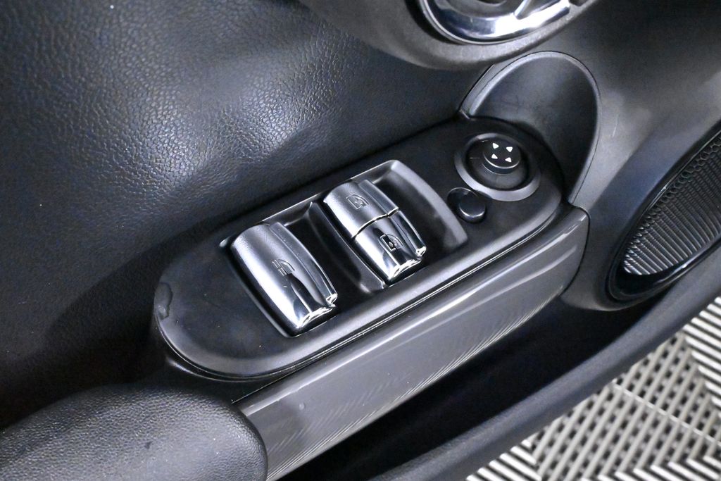 Vehicle image 24 of 33