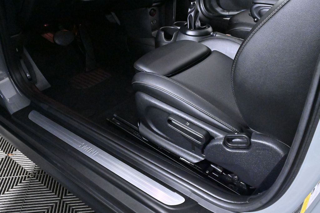 Vehicle image 29 of 33