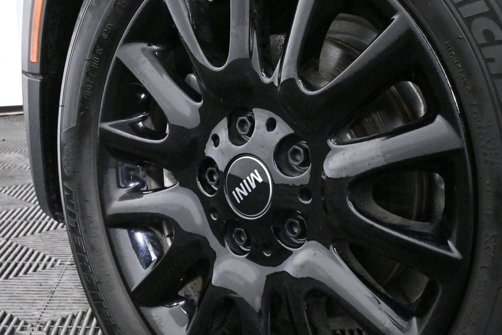 Vehicle image 11 of 33