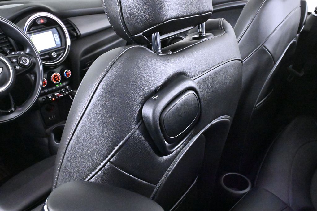 Vehicle image 21 of 33
