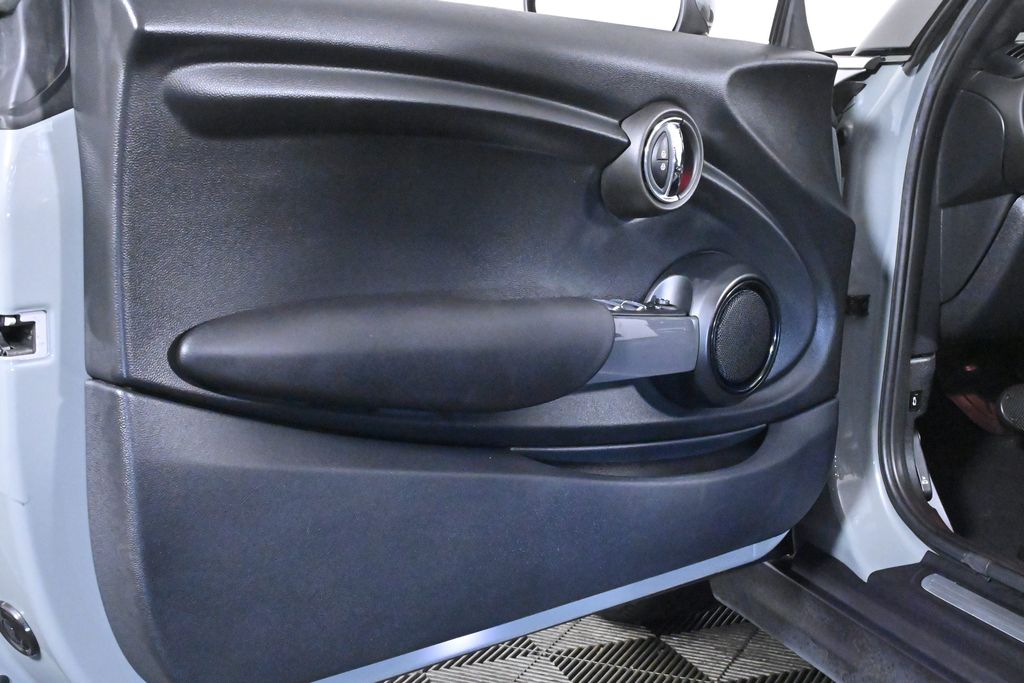 Vehicle image 22 of 33