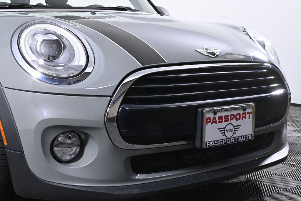 Vehicle image 27 of 33