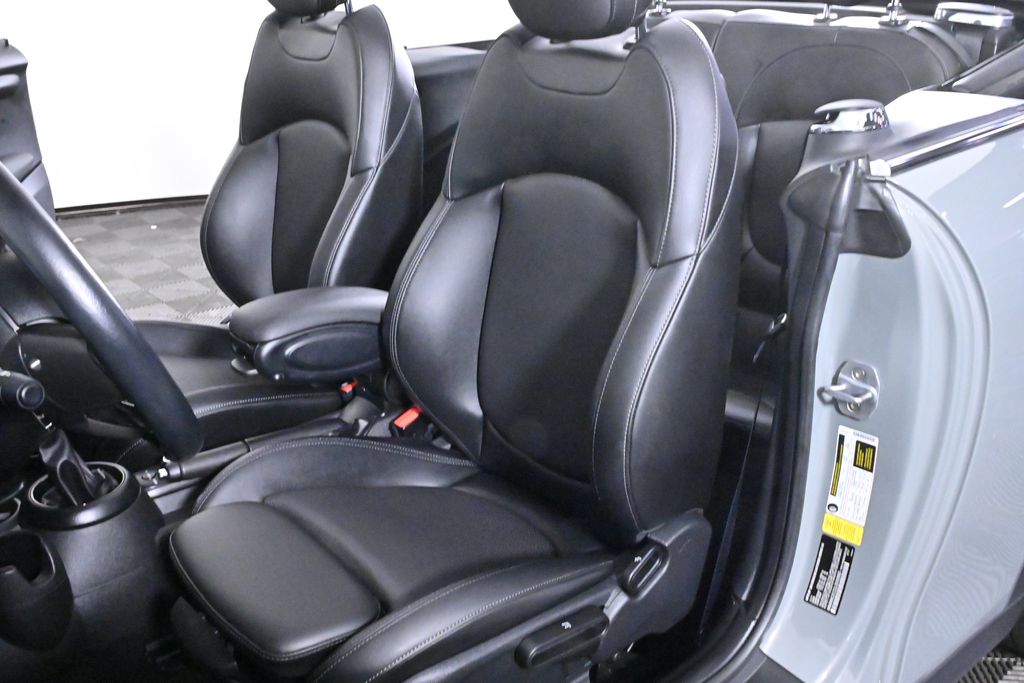Vehicle image 13 of 33