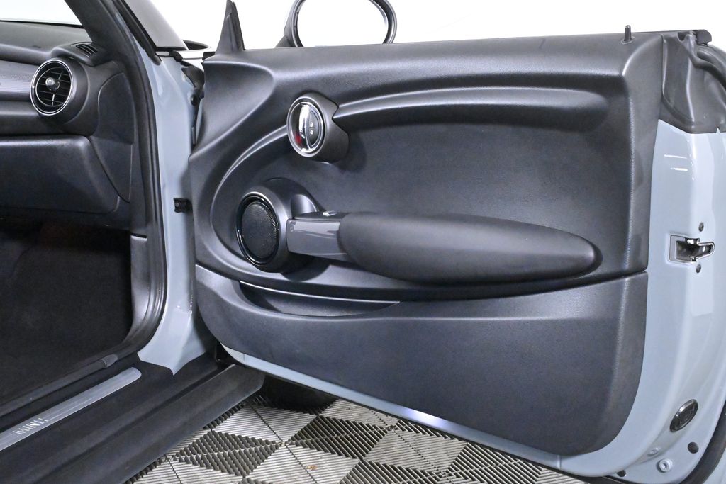 Vehicle image 23 of 33
