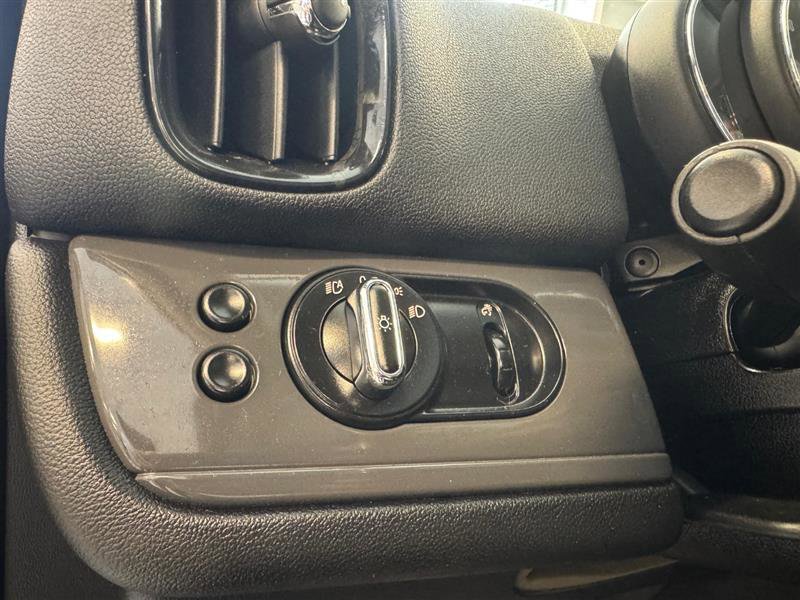 Vehicle image 24 of 28