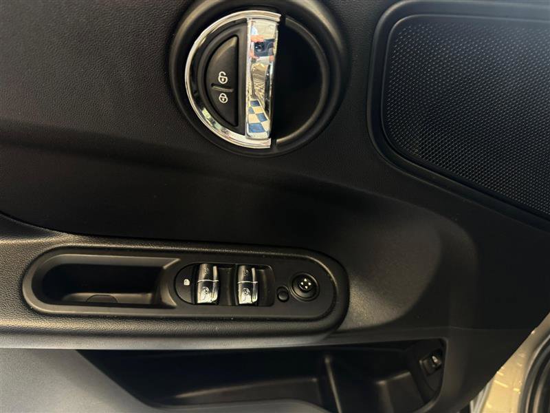 Vehicle image 20 of 28