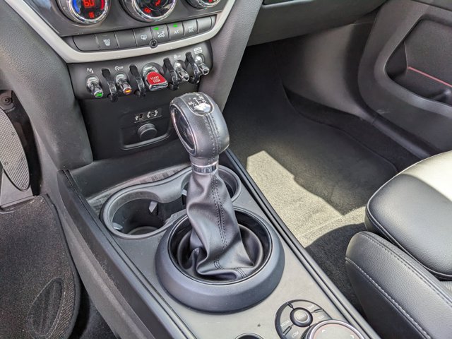 Vehicle image 23 of 32