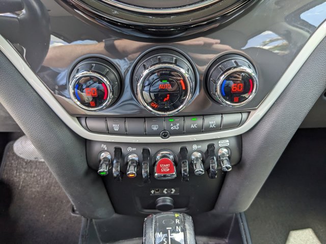 Vehicle image 21 of 32