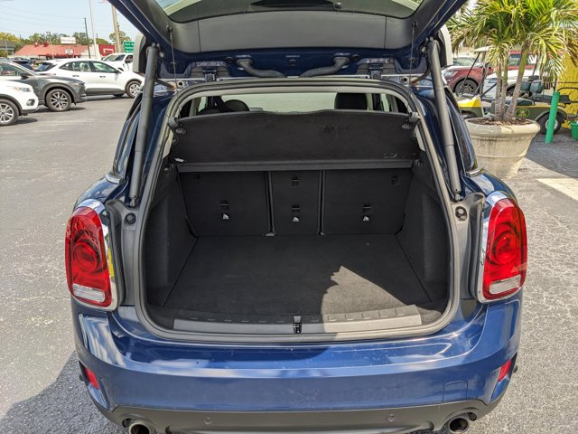 Vehicle image 8 of 32