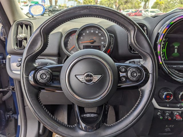 Vehicle image 25 of 32
