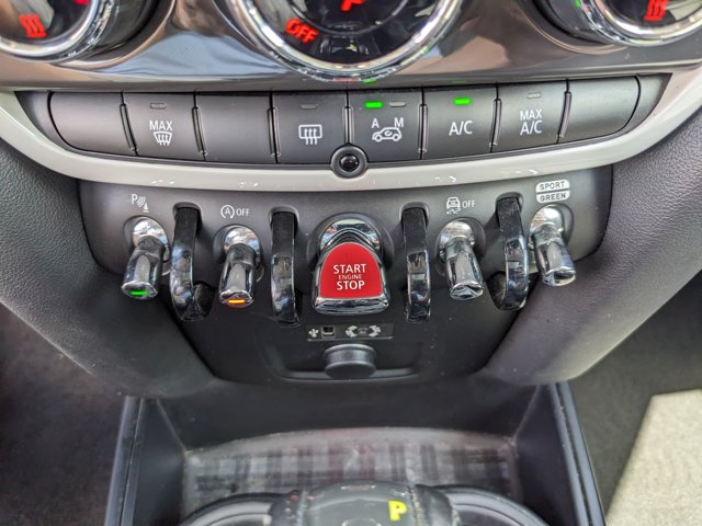 Vehicle image 22 of 32