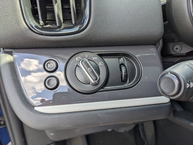 Vehicle image 24 of 32
