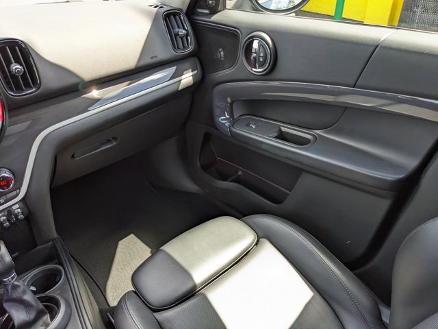 Vehicle image 14 of 32