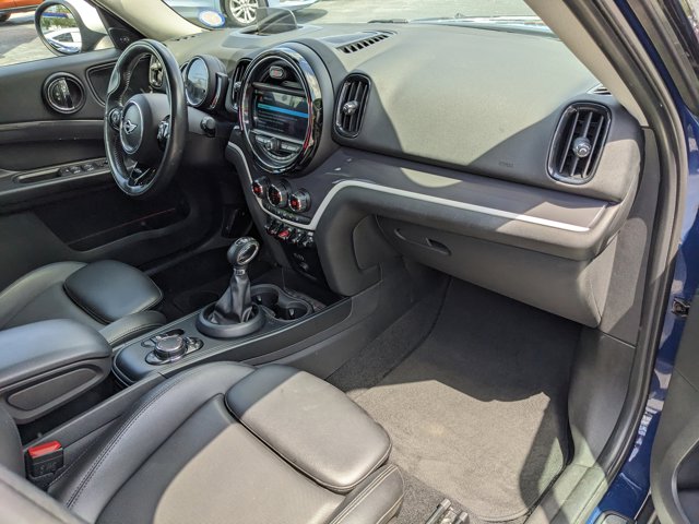 Vehicle image 10 of 32