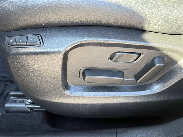 Vehicle image 17 of 25