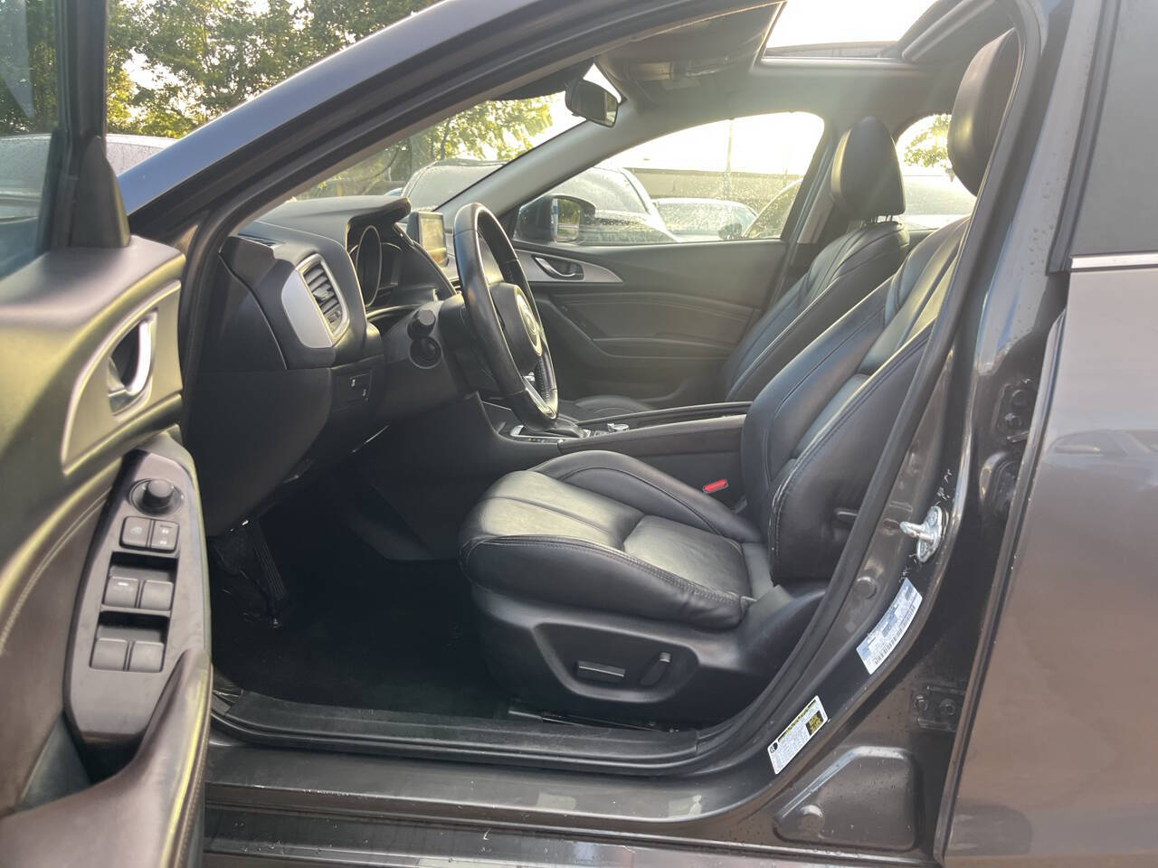 Vehicle image 9 of 12