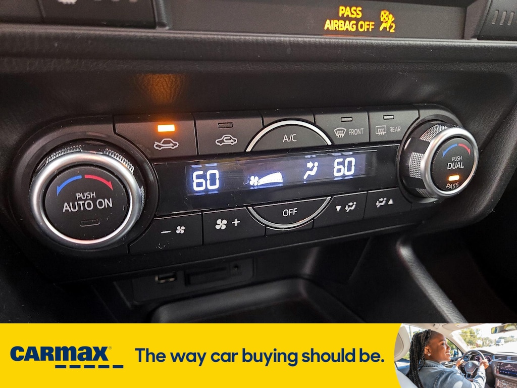 Vehicle image 21 of 26