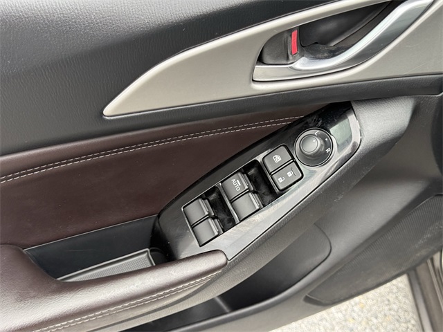Vehicle image 19 of 24