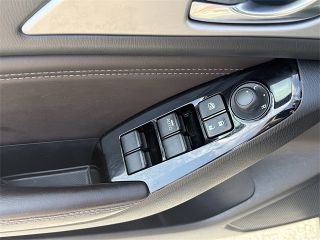 Vehicle image 19 of 24