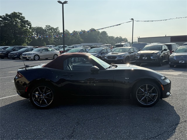 Vehicle image 4 of 21