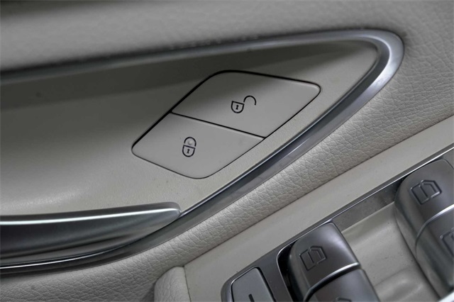 Vehicle image 21 of 34