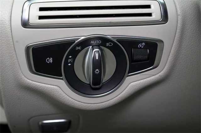 Vehicle image 19 of 34