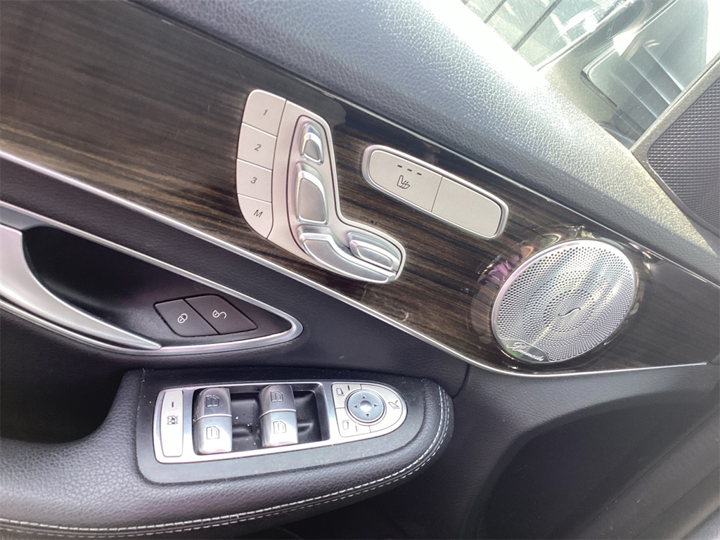 Vehicle image 18 of 25
