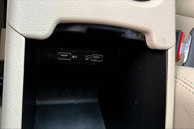 Vehicle image 31 of 33