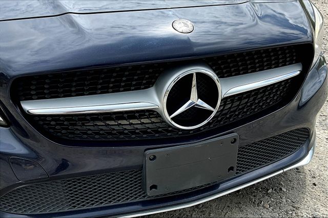 Vehicle image 27 of 33