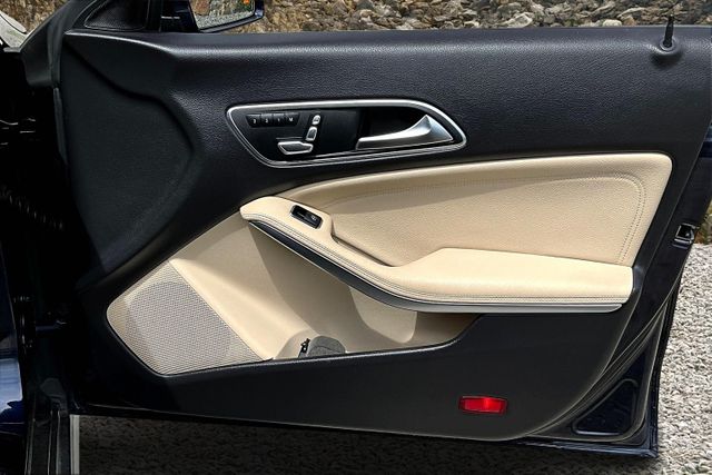 Vehicle image 23 of 33