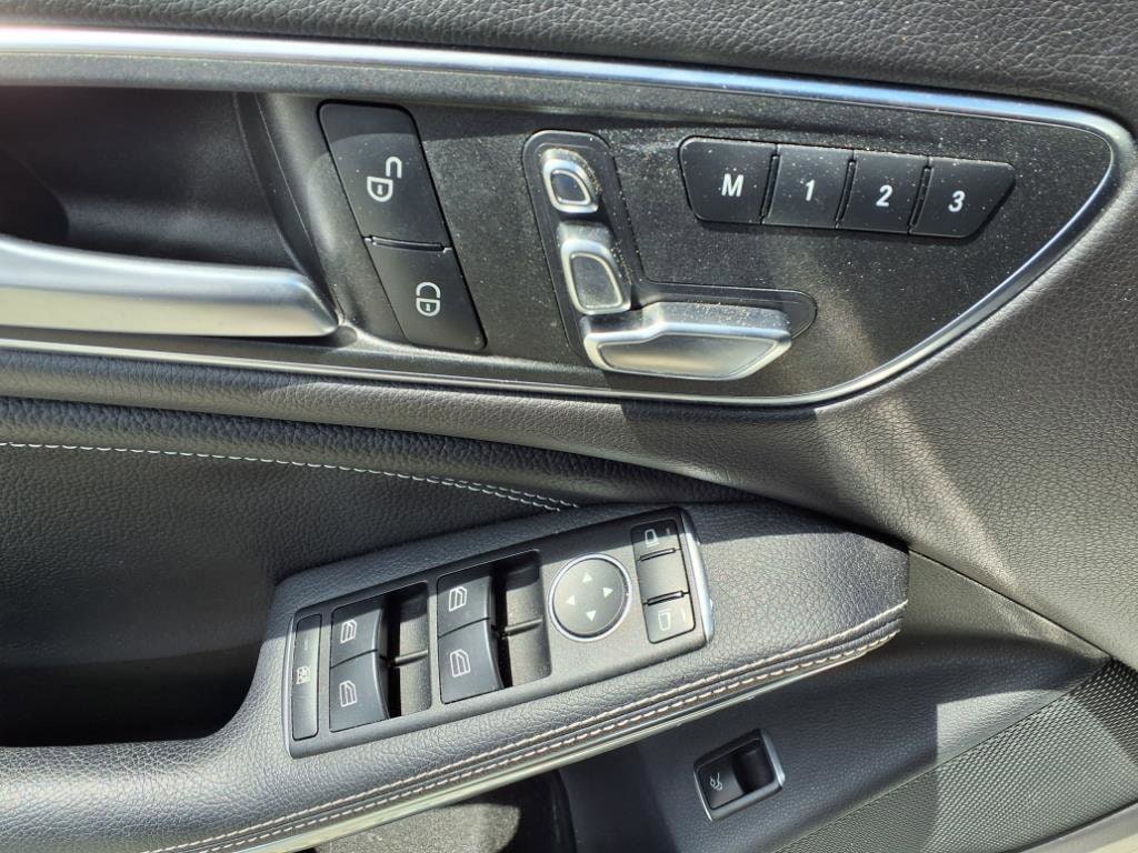 Vehicle image 33 of 36