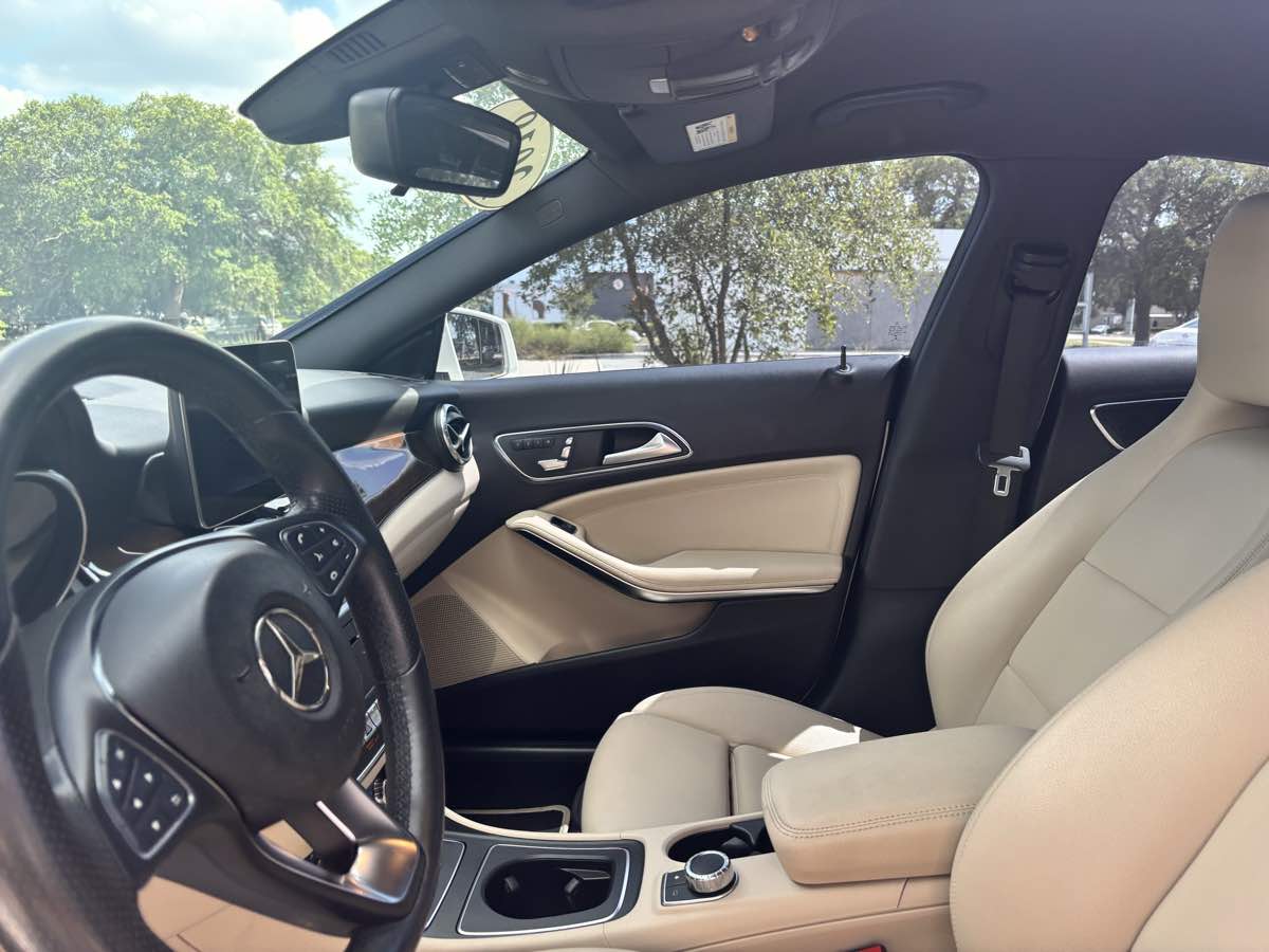 Vehicle image 18 of 23