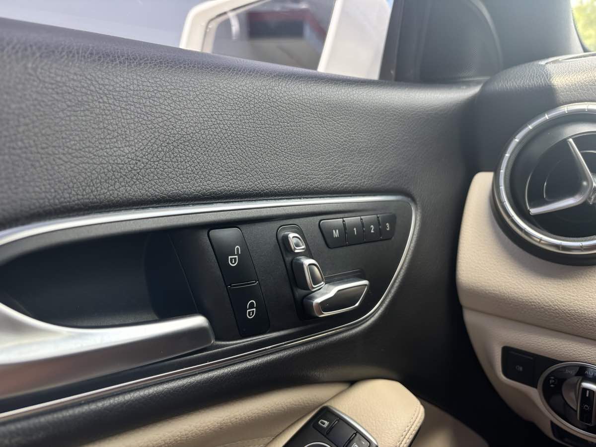 Vehicle image 20 of 23