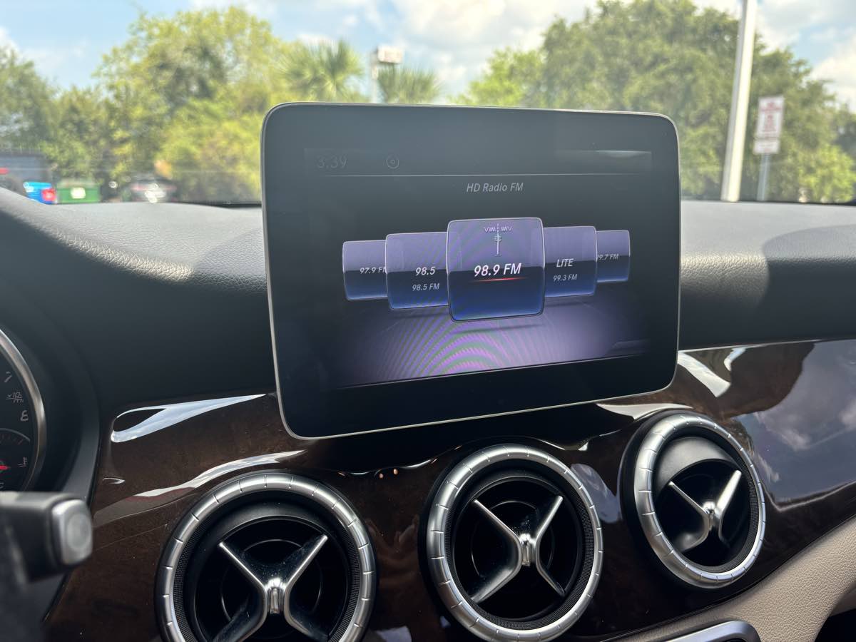 Vehicle image 21 of 23