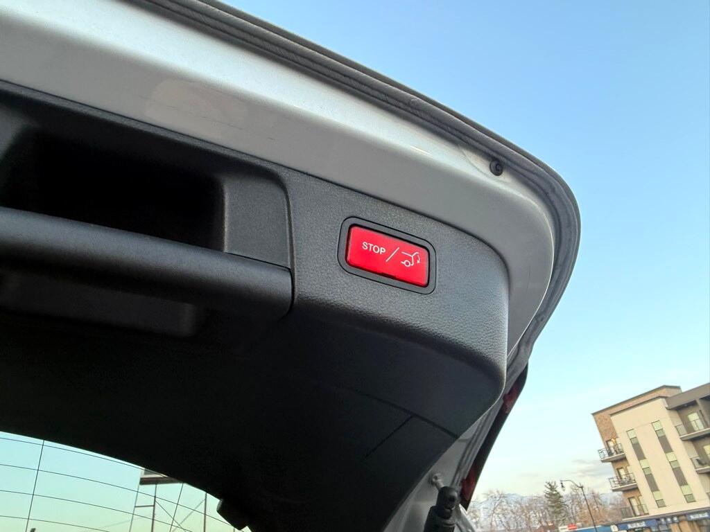 Vehicle image 18 of 32