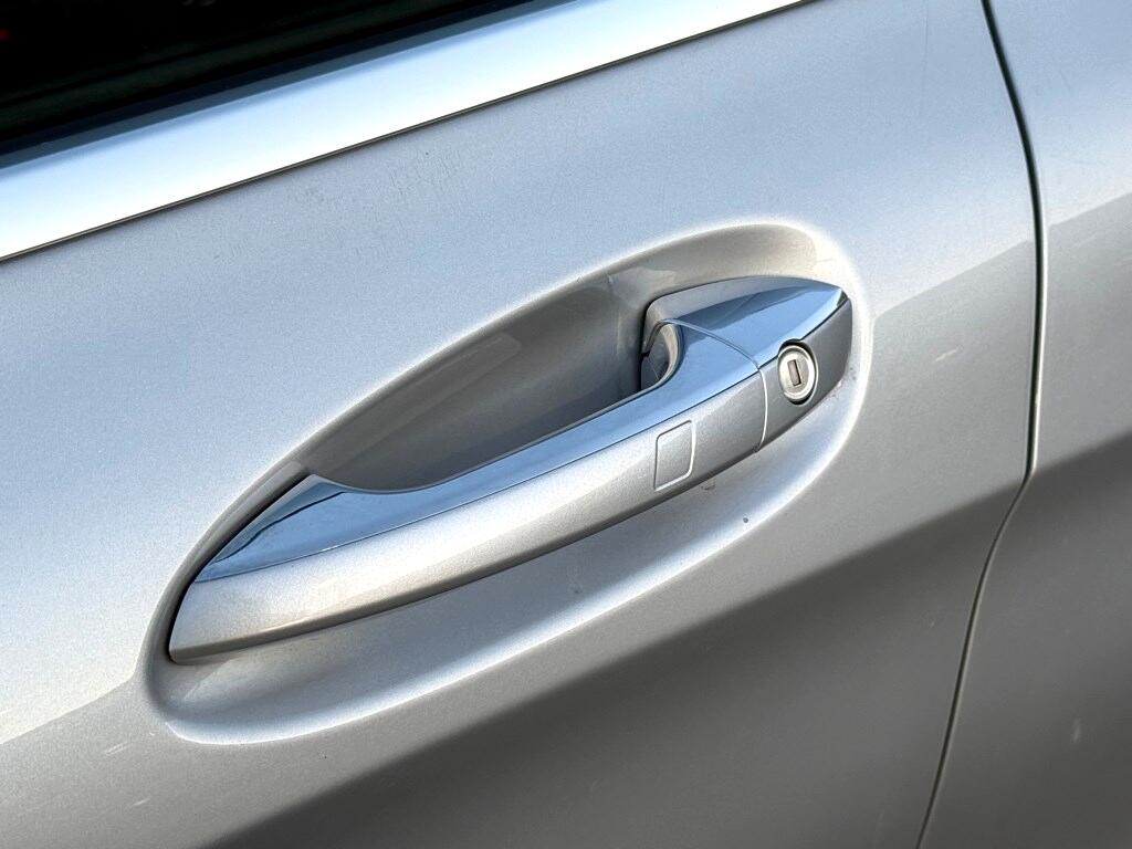 Vehicle image 8 of 32