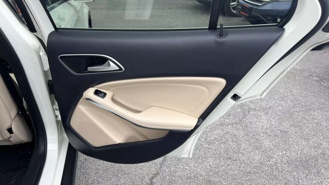 Vehicle image 33 of 41