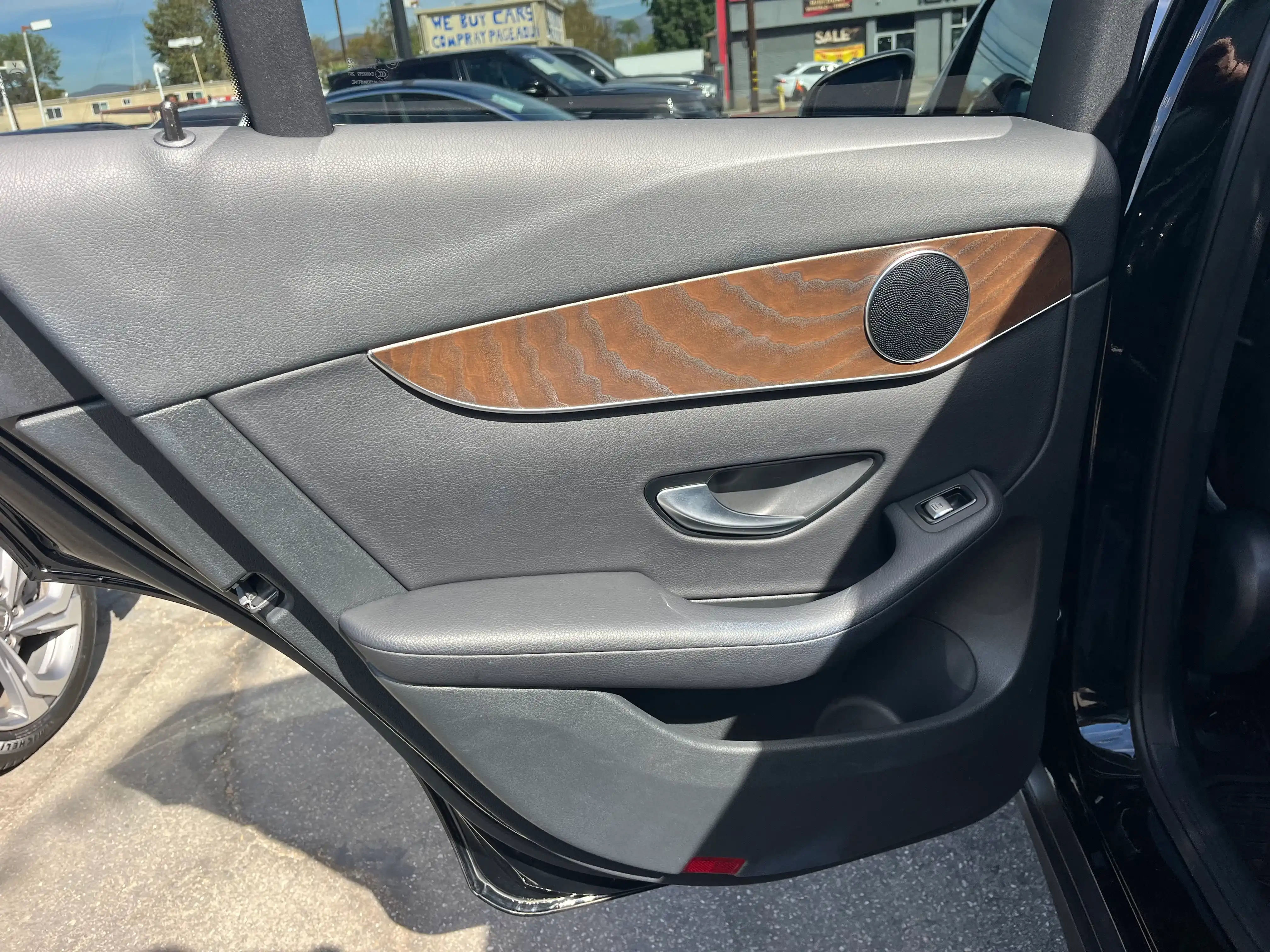 Vehicle image 28 of 70