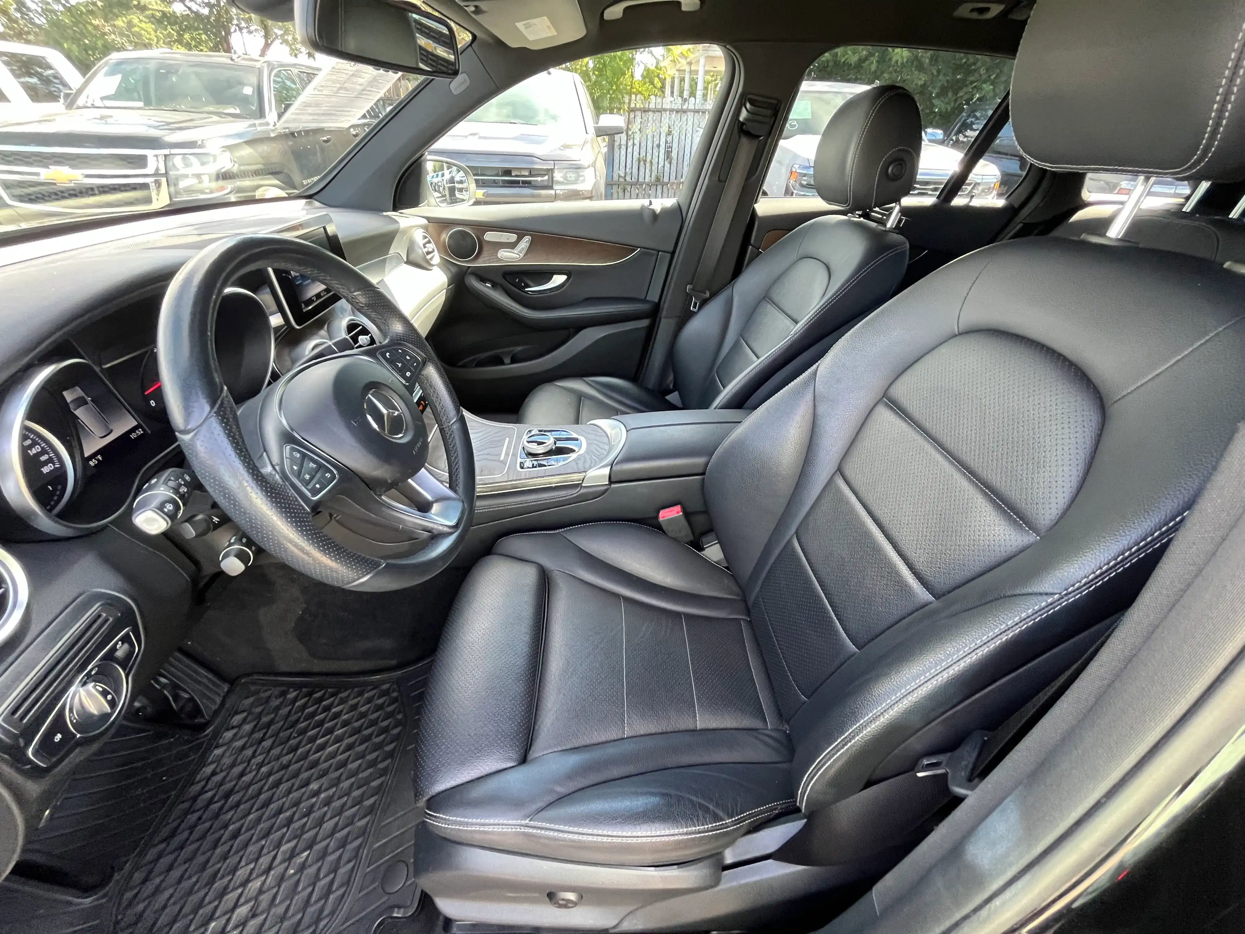Vehicle image 37 of 70
