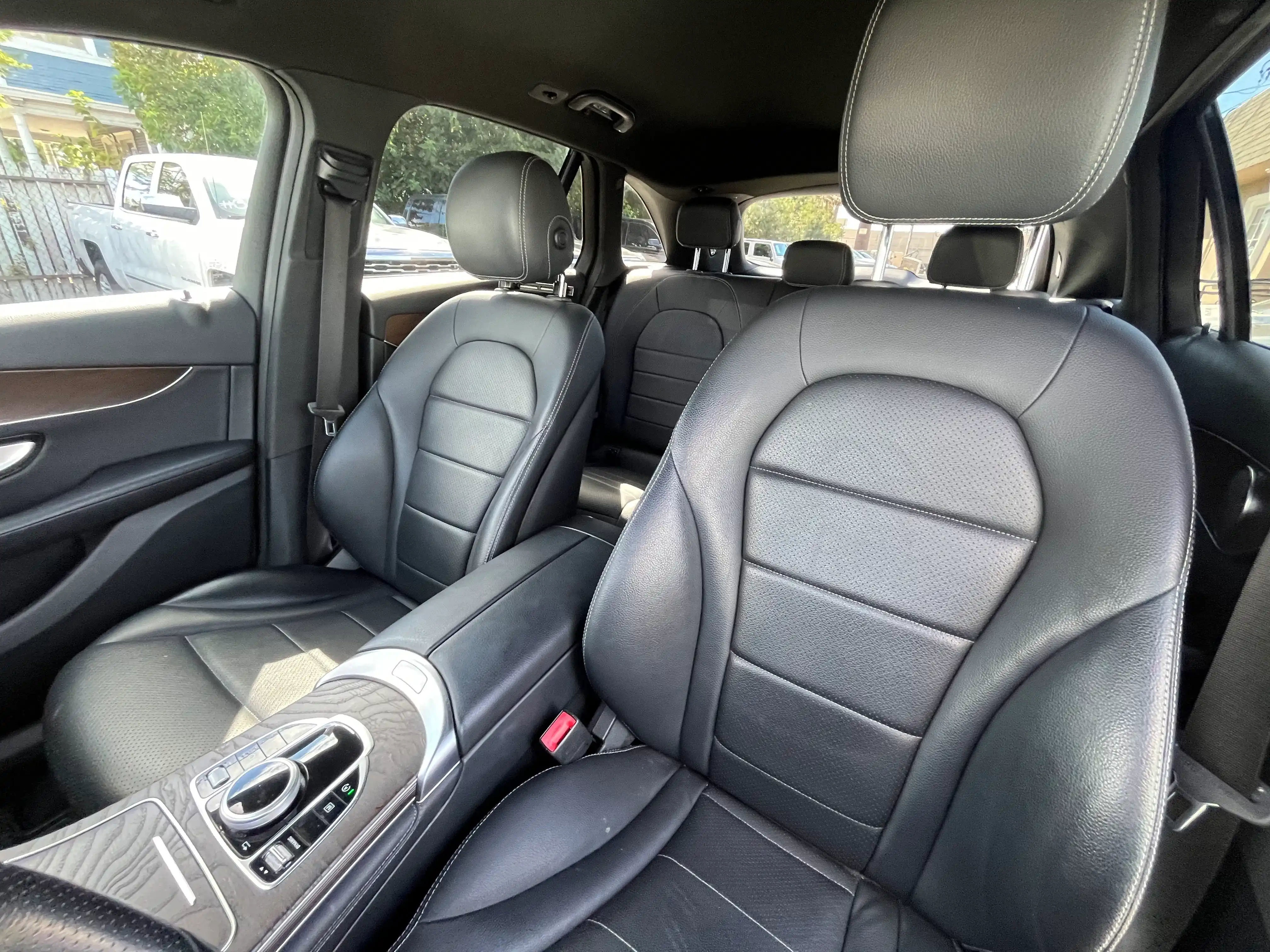 Vehicle image 40 of 70