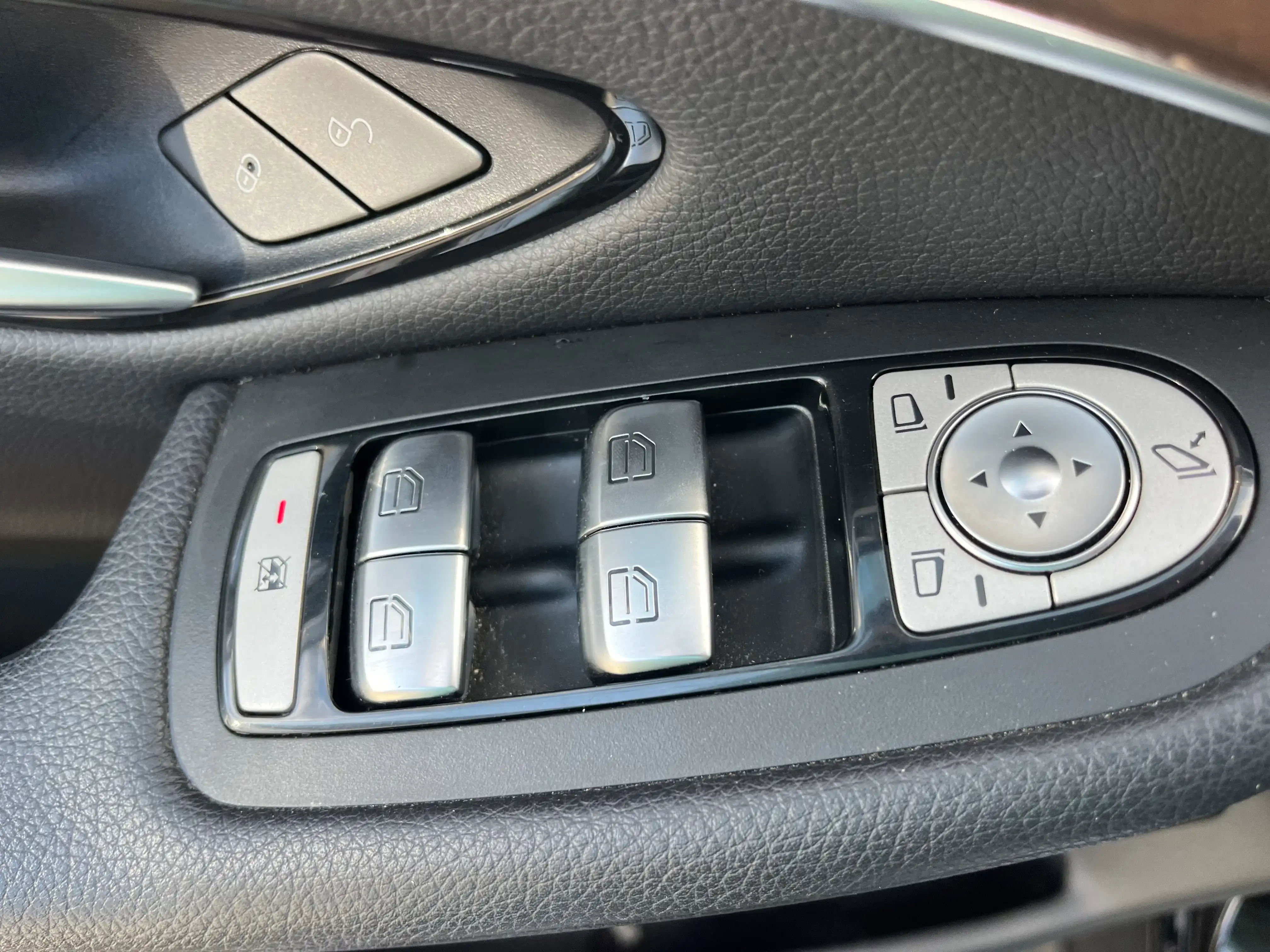 Vehicle image 35 of 70