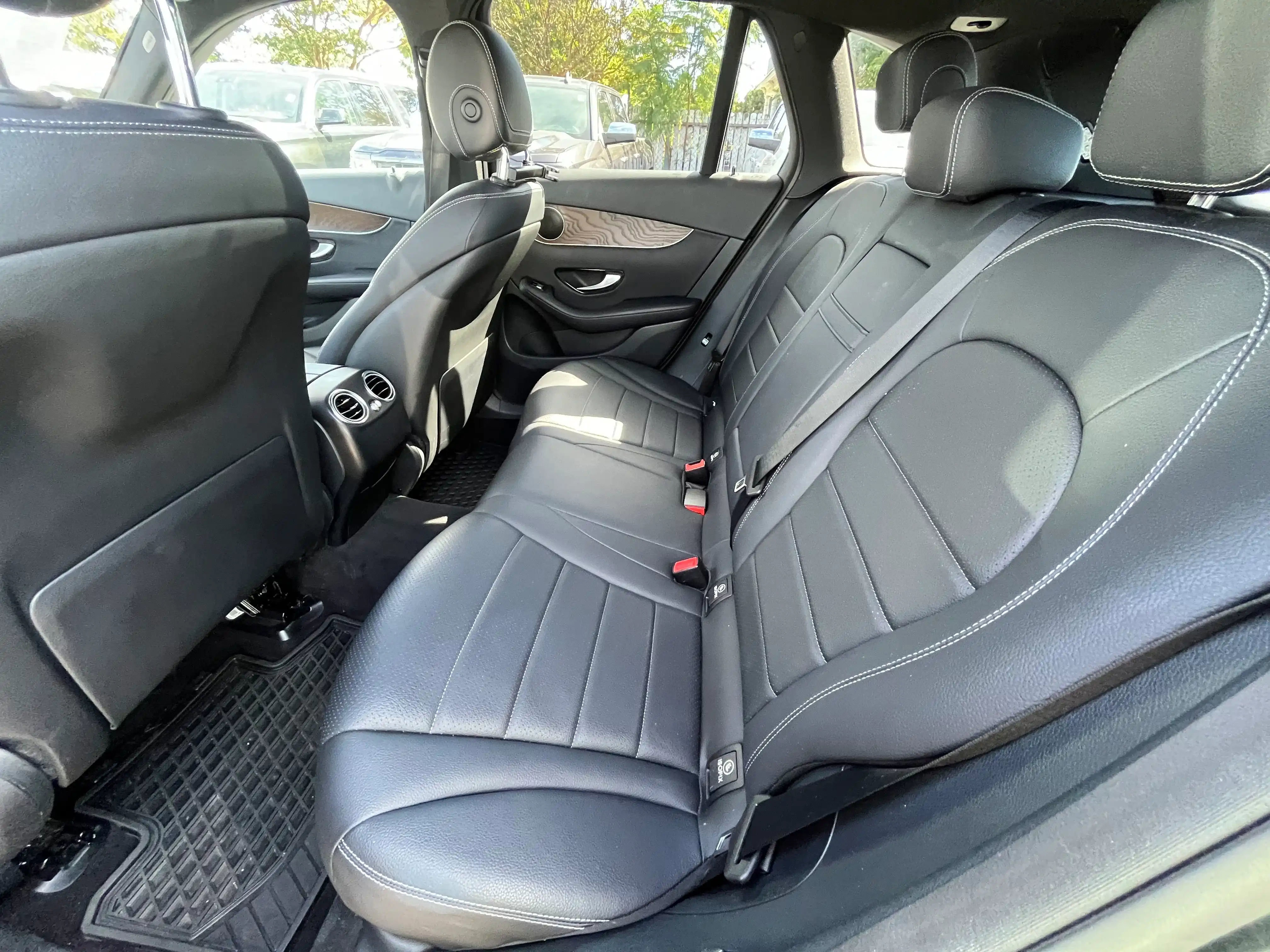 Vehicle image 32 of 70