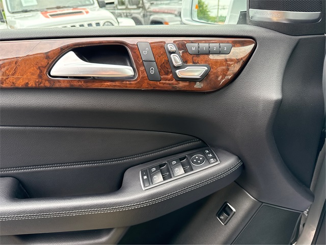 Vehicle image 28 of 38