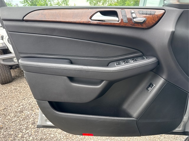 Vehicle image 27 of 38