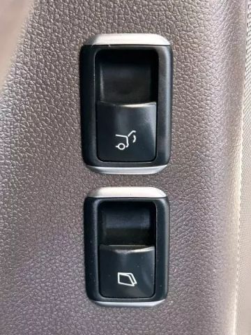 Vehicle image 33 of 50