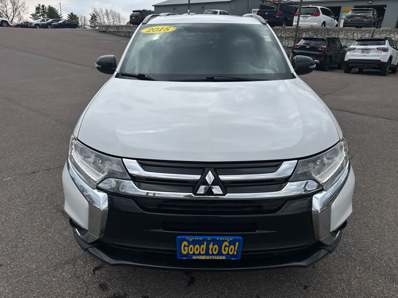 2018 Mitsubishi Outlander LE Image 2 of 29