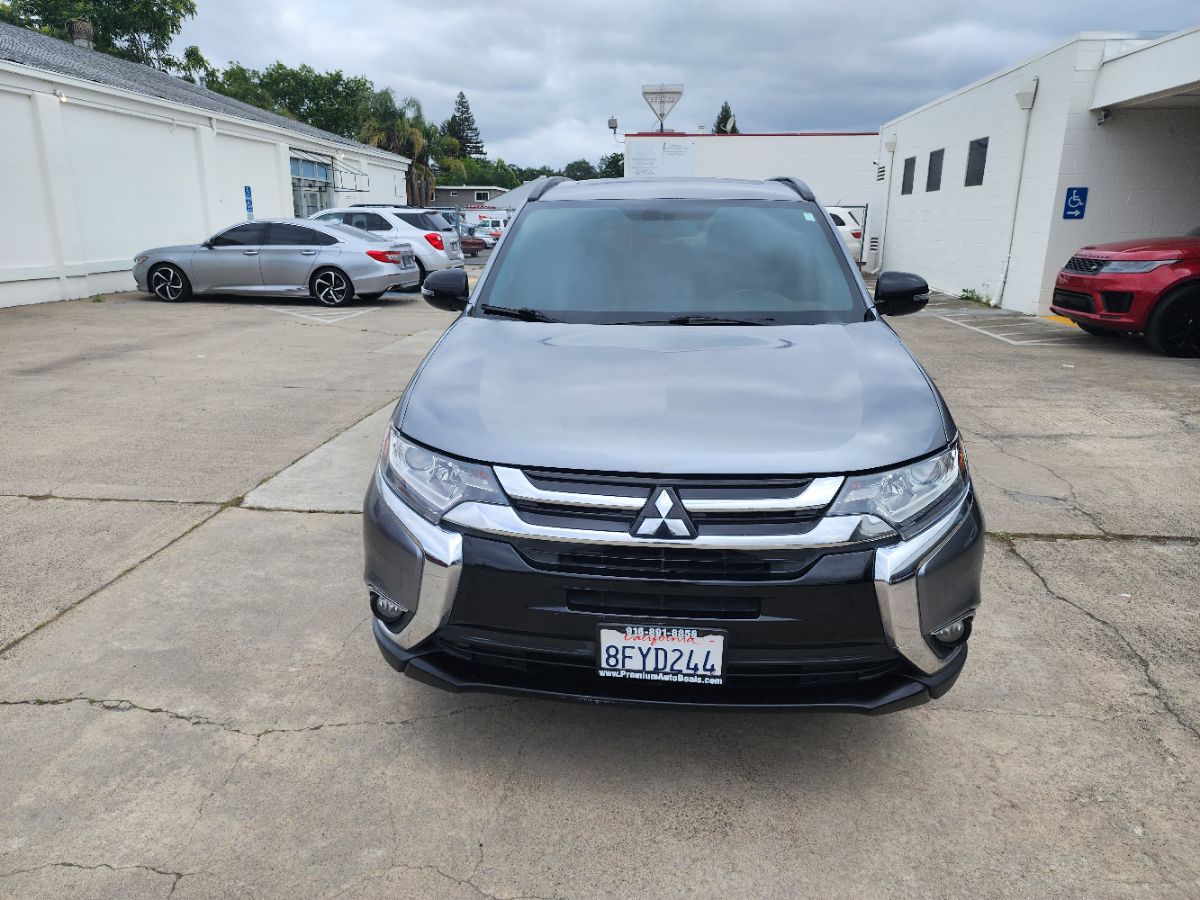 2018 Mitsubishi Outlander SE Image 3 of 26