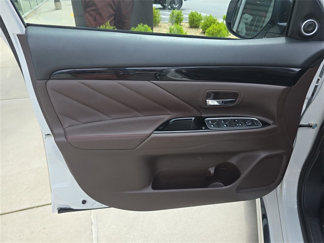 Vehicle image 27 of 38